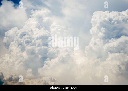 Des nuages de cumulus incroyablement merveilleux et luxuriants contre un ciel bleu - image Banque D'Images