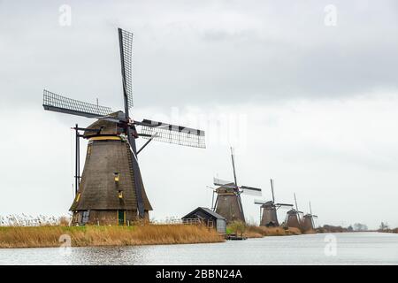 Moulins à vent (pompes à vent) à Kinderdijk; un village de la province néerlandaise de la Hollande-Méridionale, connu pour ses moulins à vent du XVIIIe siècle. Banque D'Images