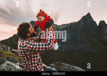 Père tenant bébé heureux famille vacances randonnée dans les montagnes homme avec enfant ensemble plein air camping sain style de vie Banque D'Images