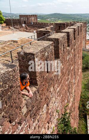 Personne regardant hors des remparts du château de Silves, Algarve, Portugal Banque D'Images