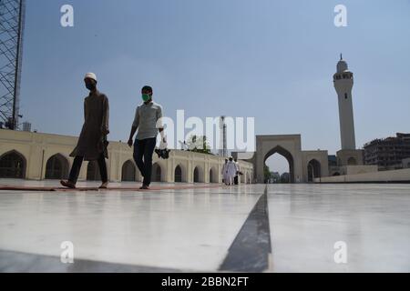 Les gens exécutent 'Jummah prière' par précaution contre COVID-19. Jusqu'à présent, 44 personnes ont été infectées par Covid-19 au Bangladesh, dont 5 sont décédées Banque D'Images