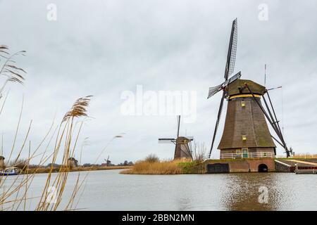 Moulins à vent (pompes à vent) à Kinderdijk; un village de la province néerlandaise de la Hollande-Méridionale, connu pour ses moulins à vent du XVIIIe siècle. Banque D'Images