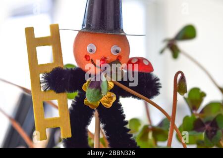 figurine de balayage de cheminée dans un trèfle à quatre feuilles pour un peu de chance Banque D'Images