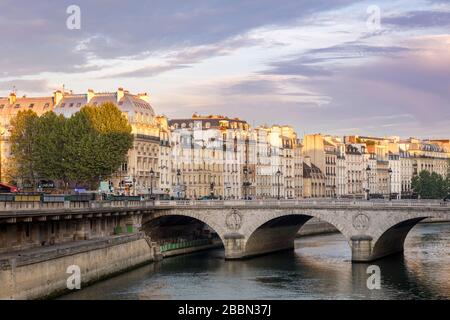 Lumière du soleil en début de matinée sur la Seine et les bâtiments de Paris, France Banque D'Images