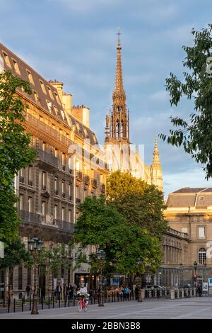 Lumière du soleil tôt le matin sur les flèches de Sainte Chapelle et les bâtiments de l'Ile-de-la-Cité, Paris, France Banque D'Images