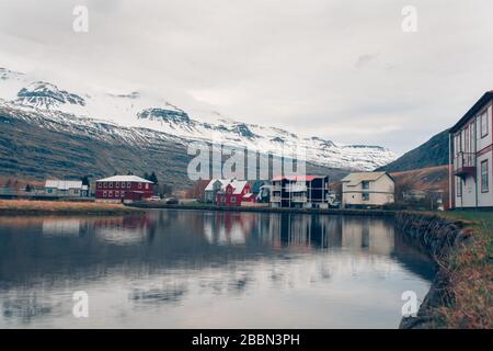 SEYDISFJORDUR, ISLANDE, 19 OCTOBRE 2019: Vue panoramique de la petite ville de Seydisfjordur sur l'est de l'Islande. La ville rurale pittoresque. Beau paysage dans Banque D'Images