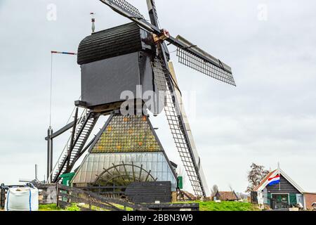 Moulins à vent (pompes à vent) à Kinderdijk; un village de la province néerlandaise de la Hollande-Méridionale, connu pour ses moulins à vent du XVIIIe siècle. Banque D'Images