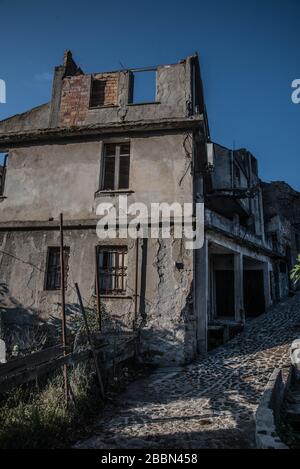 Randonnée dans les montagnes, un village abandonné et Banque D'Images