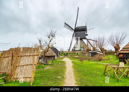 Moulins à vent (pompes à vent) à Kinderdijk; un village de la province néerlandaise de la Hollande-Méridionale, connu pour ses moulins à vent du XVIIIe siècle. Banque D'Images