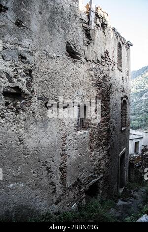 Randonnée dans les montagnes, un village abandonné et Banque D'Images