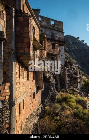 Randonnée dans les montagnes, un village abandonné et Banque D'Images