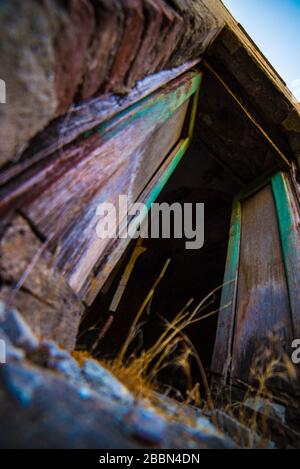 Randonnée dans les montagnes, un village abandonné et Banque D'Images