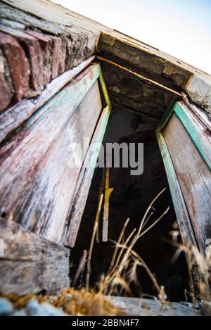 Randonnée dans les montagnes, un village abandonné et Banque D'Images