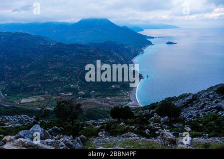 Vue magnifique sur la montagne et la mer, Evia, Grèce. Vue panoramique sur la mer Égée, les montagnes d'Evia avec nuages et côte au crépuscule. Banque D'Images