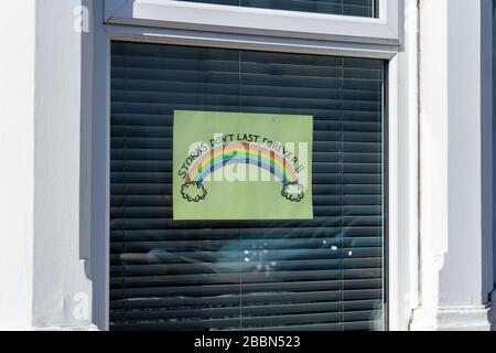 Un arc-en-ciel placé dans la fenêtre d'une maison par les enfants de soutien du NHS pendant la pandémie de Covid-19 ou de Coronavirus Banque D'Images