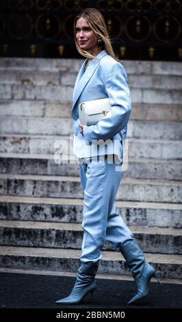 PARIS, France - 4 mars 2019 : Pernille Teisbaek dans la rue pendant la semaine de la mode de Paris. Banque D'Images