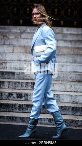 PARIS, France - 4 mars 2019 : Pernille Teisbaek dans la rue pendant la semaine de la mode de Paris. Banque D'Images