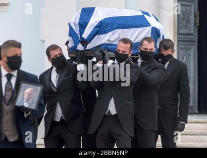 Athènes, Grèce. 1 er avril 2020. Les barbes de cercueils, portant des masques et des gants de protection noirs, détiennent le cercueil du héros et politicien de la résistance du Worl Greek War II, Manolis Glezos, lors de ses funérailles auxquelles ont assisté uniquement des membres de sa famille, par mesure de précaution contre la propagation de la pandémie de coronavirus de Covid-19, à Athènes, Grèce. Manolis Glezos le 30 mai 1941, à l'âge de 18 ans, a grimpé avec Apostolos Santas sur l'Acropole et a torqué le drapeau de la swastika, trois jours après que les forces nazies ont occupé Athènes et sont devenues un symbole de la résistance anti-nazie grecque et internationale. Le politicien de gauche grec, qui est confronté Banque D'Images