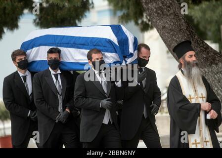 Athènes, Grèce. 1 er avril 2020. Les barbes de cercueils, portant des masques et des gants de protection noirs, détiennent le cercueil du héros et politicien de la résistance du Worl Greek War II, Manolis Glezos, lors de ses funérailles auxquelles ont assisté uniquement des membres de sa famille, par mesure de précaution contre la propagation de la pandémie de coronavirus de Covid-19, à Athènes, Grèce. Manolis Glezos le 30 mai 1941, à l'âge de 18 ans, a grimpé avec Apostolos Santas sur l'Acropole et a torqué le drapeau de la swastika, trois jours après que les forces nazies ont occupé Athènes et sont devenues un symbole de la résistance anti-nazie grecque et internationale. Le politicien de gauche grec, qui est confronté Banque D'Images