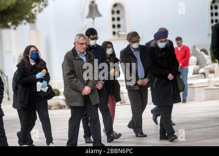 Athènes, Grèce. 1 er avril 2020. Les barbes de cercueils, portant des masques et des gants de protection noirs, détiennent le cercueil du héros et politicien de la résistance du Worl Greek War II, Manolis Glezos, lors de ses funérailles auxquelles ont assisté uniquement des membres de sa famille, par mesure de précaution contre la propagation de la pandémie de coronavirus de Covid-19, à Athènes, Grèce. Manolis Glezos le 30 mai 1941, à l'âge de 18 ans, a grimpé avec Apostolos Santas sur l'Acropole et a torqué le drapeau de la swastika, trois jours après que les forces nazies ont occupé Athènes et sont devenues un symbole de la résistance anti-nazie grecque et internationale. Le politicien de gauche grec, qui est confronté Banque D'Images