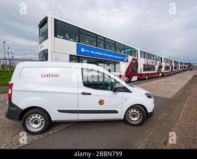 Edinburgh, Écosse, Royaume-Uni. 1 avril 2020. Verrouillage de Covid-19 : avec la réduction importante des services d'autobus pendant la pandémie de Coronavirus, le dépôt de bus Lothian à Seafield est fermé avec un grand nombre d'autobus stationnés en lignes Banque D'Images