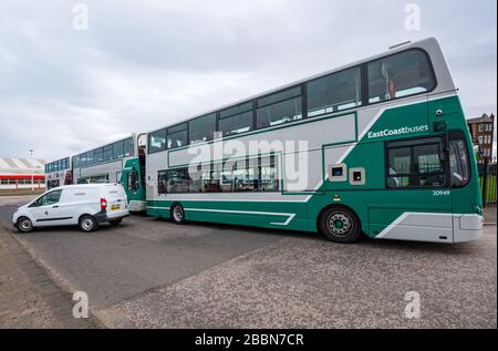 Edinburgh, Écosse, Royaume-Uni. 1 avril 2020. Verrouillage de Covid-19 : avec la réduction importante des services d'autobus pendant la pandémie de Coronavirus, le dépôt de bus Lothian à Seafield est fermé avec un grand nombre d'autobus stationnés en lignes Banque D'Images