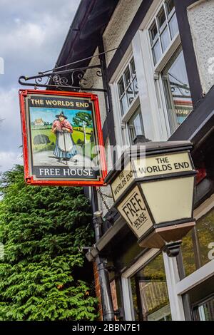 Le pub de la fin du monde, avec une photo de l'ancien résident local et prophétesse mère Shipton sur le signe. Knaresborough, Yorkshire, Royaume-Uni. Octobre 2017. Banque D'Images