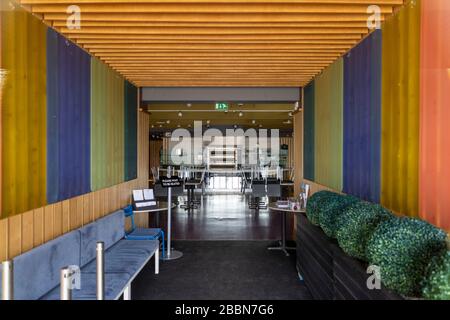 Basildon, Essex, Royaume-Uni. 1 avril 2020. Les rues, les magasins de détail, les restaurants, les cafés et les bars de Basildon, dans l'Essex, sont pratiquement désertés car le maintien au Royaume-Uni pour empêcher la propagation du coronavirus se poursuit dans sa deuxième semaine. Crédit: Ricci Fothergill/Alay Live News Banque D'Images