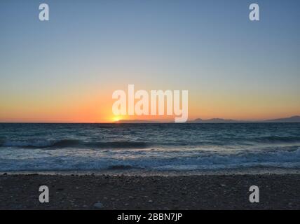 Coucher de soleil sur la mer Égée, vue de l'île de Rhodes en Grèce Banque D'Images