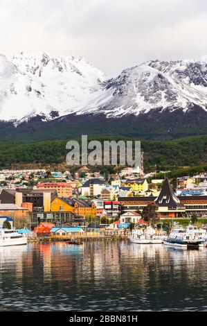 Les gratte-ciel et le port d'Ushuaia, la ville la plus au sud de l'Argentine sur le canal de Beagle, dominée par les montagnes enneigées, Fireland, Argentine Banque D'Images