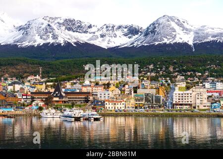 Les gratte-ciel et le port d'Ushuaia, la ville la plus au sud de l'Argentine sur le canal de Beagle, dominée par les montagnes enneigées, Fireland, Argentine Banque D'Images