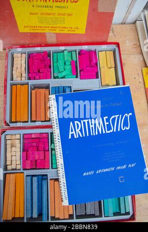 1 avril 2020 tiges de comptage en bois Vintage Cuisenaire et livres d'accompagnement avec des défis mathématiques pour aider à l'apprentissage Banque D'Images