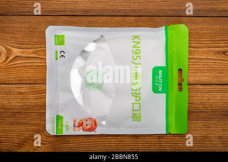 Zhongshan China-March 30.2020:paquet de masques médicaux pour enfants sur une table. Banque D'Images
