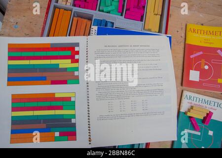 1 avril 2020 tiges de comptage en bois Vintage Cuisenaire et livres d'accompagnement avec des défis mathématiques pour aider à l'apprentissage Banque D'Images