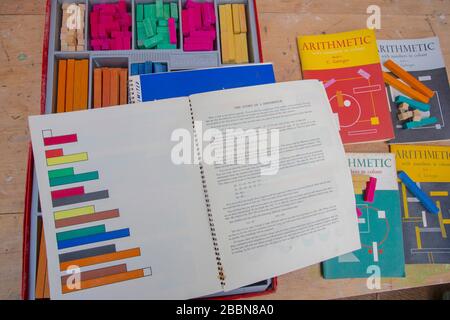 1 avril 2020 tiges de comptage en bois Vintage Cuisenaire et livres d'accompagnement avec des défis mathématiques pour aider à l'apprentissage Banque D'Images