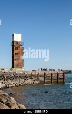 Tour d'observation sur le quai des Cages le long de la promenade Samuel-de-Champlain et de la rivière Saint-Laurent à Québec. Banque D'Images