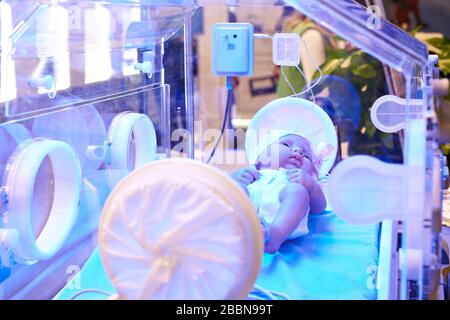 Mannequin bébé dans un incubateur Banque D'Images