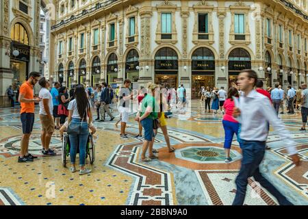 MILAN, ITALIE - 1 AOÛT 2019: Célèbre Galleria Vittorio Emanuele II dans une belle journée d'été à Milan. Les touristes et les habitants se promèment parmi les boutiques Banque D'Images