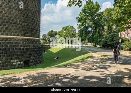 MILAN, ITALIE - 1 AOÛT 2019 : le mur extérieur du château Sforzesco - Château Sforza à Milan. Banque D'Images