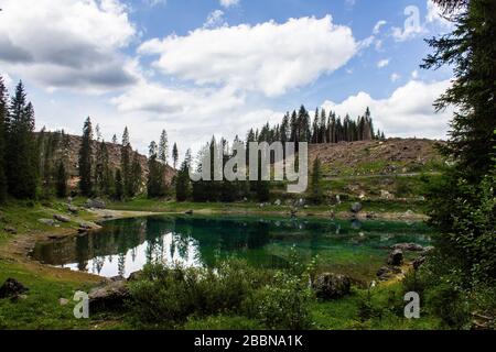 Vue sur Karersee (Lago di Carezza), Tyrol du Sud Banque D'Images