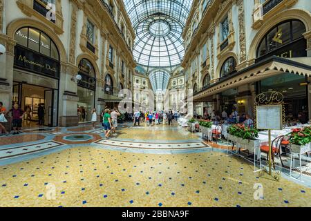 MILAN, ITALIE - 1 AOÛT 2019: Célèbre Galleria Vittorio Emanuele II dans une belle journée d'été à Milan. Les touristes et les habitants se promèment parmi les boutiques Banque D'Images