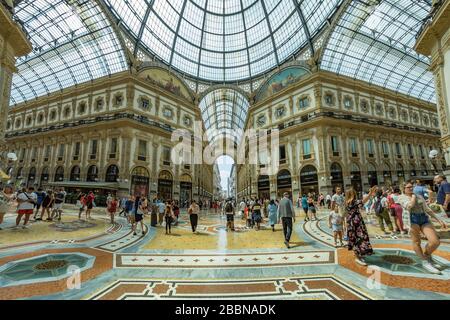 MILAN, ITALIE - 1 AOÛT 2019: Célèbre Galleria Vittorio Emanuele II dans une belle journée d'été à Milan. Les touristes et les habitants se promèment parmi les boutiques Banque D'Images