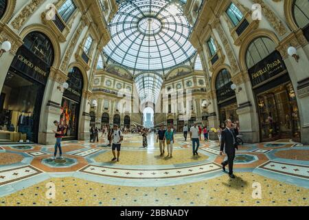 MILAN, ITALIE - 1 AOÛT 2019: Célèbre Galleria Vittorio Emanuele II dans une belle journée d'été à Milan. Les touristes et les habitants se promèment parmi les boutiques Banque D'Images