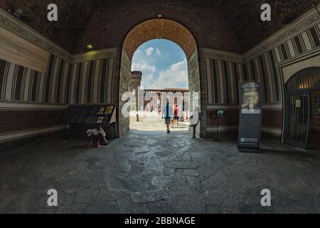 MILAN, ITALIE - 1 août 2019 : les gens visitant le château de Sforza XV siècle - Castello Sforzesco. C'est l'un des symboles principaux de la ville de Milan, LOM Banque D'Images