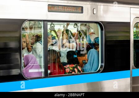 Passagers indonésiens à bord d'UN train métropolitain (MRT), Jakarta, Indonésie. Banque D'Images