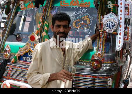 Chauffeur de bus, Karachi, Pakistan Banque D'Images