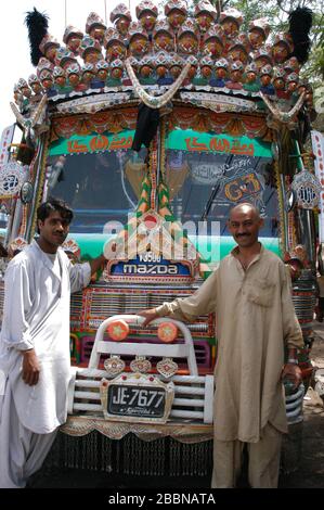 Conducteurs d'un bus illustré, Pakistan Banque D'Images