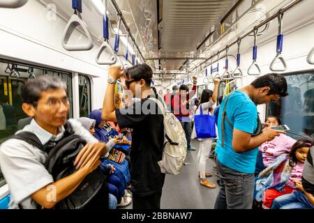 Passagers sur le métro (MRT), Jakarta, Indonésie. Banque D'Images
