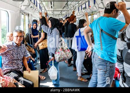 Passagers sur le métro (MRT), Jakarta, Indonésie. Banque D'Images