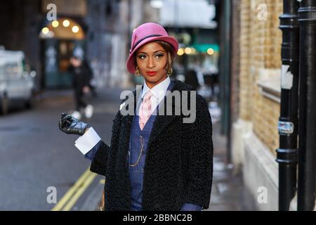 jeune portrait d'une femme vêtue d'un costume en tweed, d'un chapeau et de gants Banque D'Images